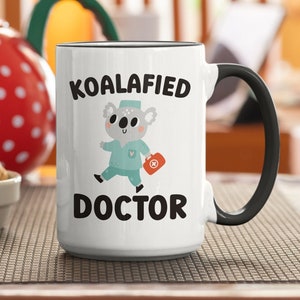 Koalafied Doctor Mug, New Doctor Gift, Funny Doctor Coffee Mug, Medico, Regali medici, Gioco di parole medico, Regalo medico di famiglia, Laurea