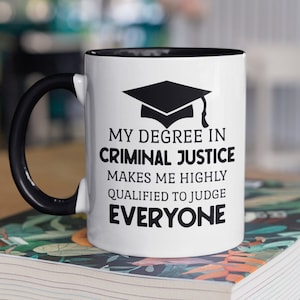 Strafjustiz-Abschlussgeschenk, Strafjustiz-Becher, Mein Abschluss in Strafjustiz macht mich hochqualifiziert, um jeden zu beurteilen