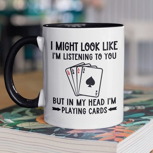 Presentes para jogadores de cartas, caneca de cartas de baralho, xícara de café para jogos de cartas engraçados, posso parecer que estou ouvindo você, mas na minha cabeça estou jogando cartas