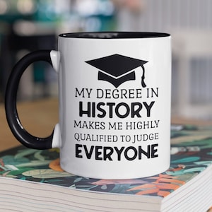 Geschichte-Becher, Geschichts-Abschluss-Geschenk, Geschichte-Grad-Becher, lustiger Historiker, mein Abschluss in Geschichte macht mich hochqualifiziert, um jeden zu beurteilen