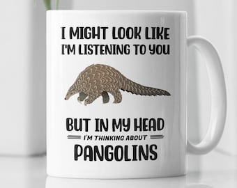 Taza de pangolín, regalo divertido de pangolín, podría parecer que te estoy escuchando pero en mi cabeza estoy pensando en pangolines, taza de amante de pangolín