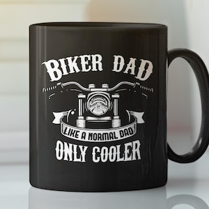 Puede incluir: Taza de cerámica negra con un diseño blanco que dice "Biker Dad Like a Normal Dad Only Cooler" con un gráfico de motocicleta.
