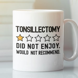 Pode incluir: Caneca de café de cerâmica branca com texto preto que diz "Tonsillectomy" e uma classificação de uma estrela. O texto abaixo da classificação diz "Did not enjoy. Would not recommend."