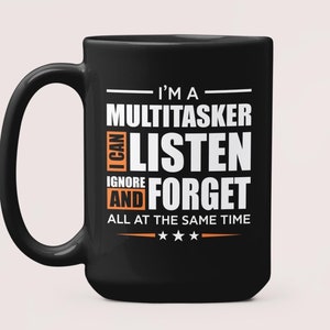Può includere: Tazza da caffè nera con testo bianco che recita "Sono un multitasker, posso ascoltare e dimenticare tutto allo stesso tempo".