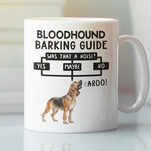 Può includere: Tazza in ceramica bianca con illustrazione di un cane Bloodhound e la scritta "BLOODHOUND BARKING GUIDE". La guida chiede "WAS THAT A NOISE?" con le opzioni "YES", "MAYBE" e "NO", che porta a "AROO!"
