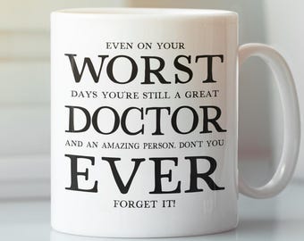Presente engraçado para médico, caneca do pior médico de todos os tempos, presente engraçado para o trabalho, o melhor médico de todos os tempos, presente de piada para médico, humor para médicos, caneca de café sarcástica