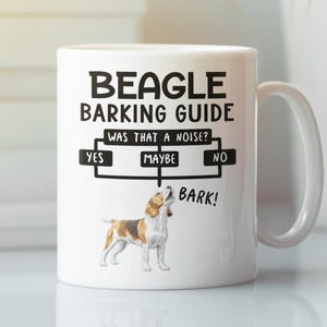 Può includere: Tazza in ceramica bianca con grafica in bianco e nero. La tazza presenta il testo "BEAGLE BARKING GUIDE" sopra un diagramma di flusso con le opzioni "YES", "MAYBE" e "NO". Sotto, un'illustrazione di un beagle che abbaia. La tazza ha un manico bianco.
