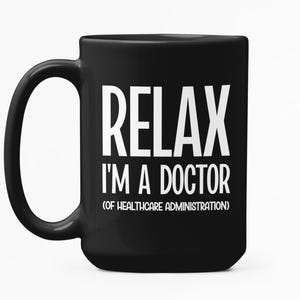 以下が含まれることがあります： 「RELAX I'M A DOCTOR (OF HEALTHCARE ADMINISTRATION)」の白い文字がプリントされた黒いセラミックマグカップ。 大きく湾曲したハンドルとシンプルでモダンなデザイン。 温かい飲み物にも冷たい飲み物にも適しています。