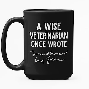 以下が含まれることがあります： 「A WISE VETERINARIAN ONCE WROTE」の白い文字と署名がプリントされた黒いセラミックマグカップ。 大きなハンドルが付いており、温かい飲み物にも冷たい飲み物にも適しています。