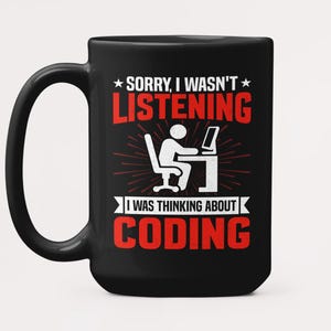 Puede incluir: Taza de cerámica negra con la frase "SORRY, I WASN'T LISTENING I WAS THINKING ABOUT CODING" en rojo y blanco, y un gráfico de una persona frente a un ordenador. La taza tiene un asa grande y curvada.