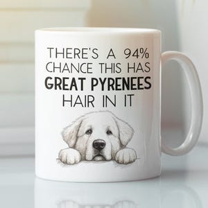 Puede incluir: Taza de cerámica blanca con una ilustración de un perro de los Pirineos y el texto "THERE'S A 94% CHANCE THIS HAS GREAT PYRENEES HAIR IN IT". La taza tiene un asa blanca.