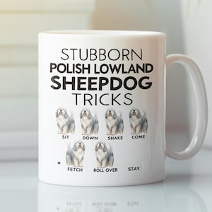 Könnte beinhalten: Weiße Keramiktasse mit einer schwarzen Grafik eines Polnischen Niederland-Schäferhundes und dem Text "Stubborn Polish Lowland Sheepdog Tricks". Die Grafik zeigt den Hund in verschiedenen Posen mit dem Text "Sit", "Down", "Shake", "Come", "Fetch", "Roll Over" und "Stay" unter jeder Pose.