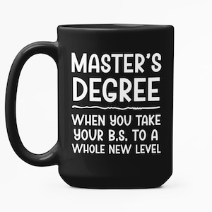以下が含まれることがあります： 大きな取っ手が付いた黒いセラミックコーヒーマグ。マグには、白い文字で「MASTER'S DEGREE」と「WHEN YOU TAKE YOUR B.S. TO A WHOLE NEW LEVEL」という文字が書かれています。卒業生向けにデザインされたマグです。