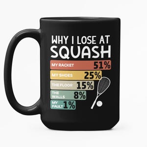 Könnte beinhalten: Schwarze Keramik-Tasse mit dem Text "WHY I LOSE AT SQUASH" und einer humorvollen Aufschlüsselung der Gründe für das Verlieren. Das Design beinhaltet einen Squash-Schläger, einen Ball und Prozentsätze.