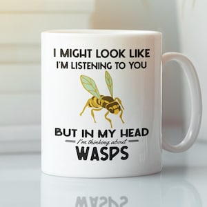 Cadeaux de guêpe, tasse de guêpe à veste jaune, tasse à café drôle d’amant de guêpe, je pourrais avoir l’air de vous écouter dans ma tête, je pense aux guêpes