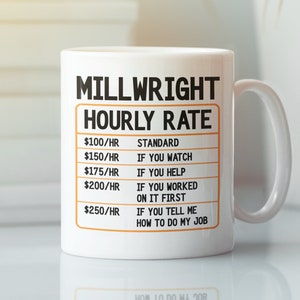 Peut inclure: Une tasse en céramique blanche avec un motif noir et orange. La tasse présente le texte "MILLWRIGHT HOURLY RATE" et un tableau avec des taux horaires et des descriptions. Les descriptions incluent "STANDARD", "IF YOU WATCH", "IF YOU HELP", "IF YOU WORKED ON IT FIRST", et "IF YOU TELL ME HOW TO DO MY JOB".