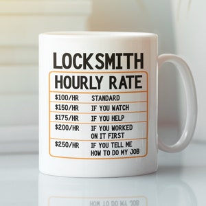Puede incluir: Taza de cerámica blanca con un diseño en negro y naranja. La taza dice "Locksmith Hourly Rate" con una lista de precios para diferentes niveles de ayuda. Los precios van desde 100 €/h hasta 250 €/h.