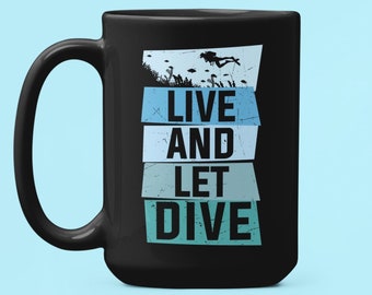 Puede incluir: Taza de café de cerámica negra con un gráfico blanco y azul que dice "Live and Let Dive".