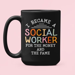 Könnte beinhalten: Schwarze Kaffeetasse mit dem Text "I became a social worker for the money and the fame" in bunten Buchstaben.
