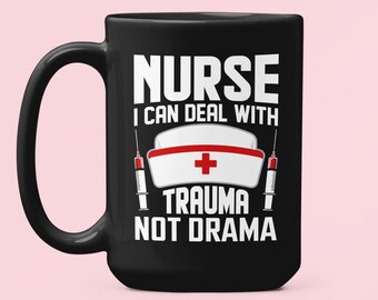 Può includere: Tazza da caffè nera con un design bianco che dice "Infermiera, posso gestire il trauma, non il dramma". Il design include anche una croce rossa e due siringhe.