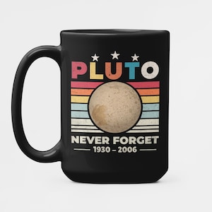 Peut inclure: Mug à café noir avec un design rétro comportant le texte "PLUTO NEVER FORGET 1930 - 2006" et un graphique de Pluton avec un fond à rayures arc-en-ciel.