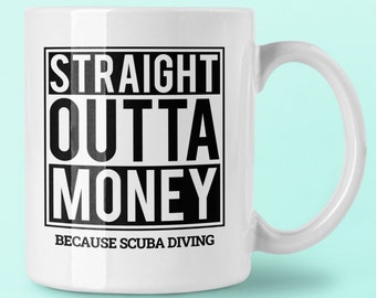 Puede incluir: Taza de cerámica blanca con texto negro que dice "STRAIGHT OUTTA MONEY BECAUSE SCUBA DIVING".