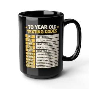Può includere: Tazza in ceramica nera con la scritta "70 YEAR OLD TEXTING CODES" in giallo e bianco. La tazza elenca acronimi di messaggi di testo e i loro significati, come "BFF" per "BEST FRIEND FELL" e "LOL" per "LITTLE OLD LADY".