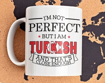 Türkische Tasse, lustiges türkisches Geschenk, ich bin nicht perfekt, aber ich bin türkisch und das ist nah genug, Türkei Flagge, türkischer Stolz, türkischer Freund Geschenk