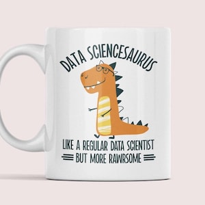 Op de afbeelding: Witte keramische mok met een cartoon dinosaurus met een bril en de tekst "Data Sciencesaurus Like a regular data scientist but more rawrsome".