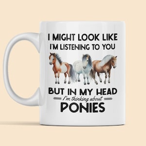 Pony Mug, Pony Lover Gifts, Pony Gifts, Podría parecer que te estoy escuchando pero en mi cabeza estoy pensando en ponis, Funny Pony Coffee Cup