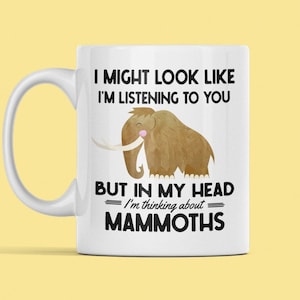 Taza de mamut lanudo, regalos de mamut, taza de café de mamut divertido, podría parecer que te estoy escuchando en mi cabeza Estoy pensando en mamuts