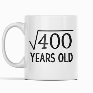 Puede incluir: Taza de cerámica blanca con texto negro que dice "√400 YEARS OLD".