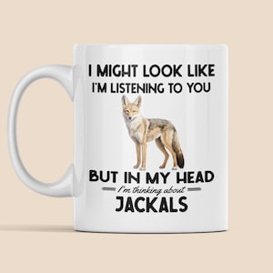 Presentes de chacal, caneca de chacal, posso parecer que estou ouvindo você, mas na minha cabeça estou pensando em chacais, xícara de café engraçada de amante de chacal