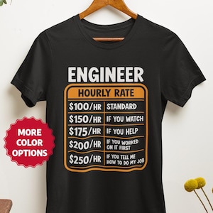 Puede incluir: Camiseta negra con el texto "ENGINEER HOURLY RATE" en blanco y naranja. La camiseta enumera las tarifas por hora para diferentes niveles de asistencia, incluyendo "Standard", "If You Watch" y "If You Help".