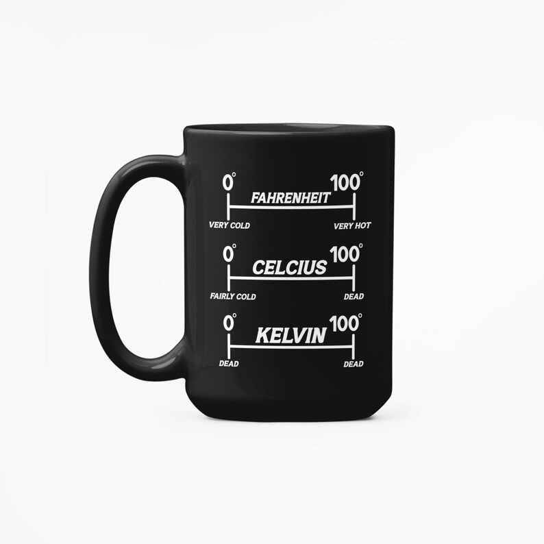 Op de afbeelding: Zwarte keramische mok met een wit temperatuurschaalontwerp. De schaal omvat Fahrenheit, Celsius en Kelvin, met labels als "Zeer koud" en "Zeer heet". De mok heeft een grote handgreep.