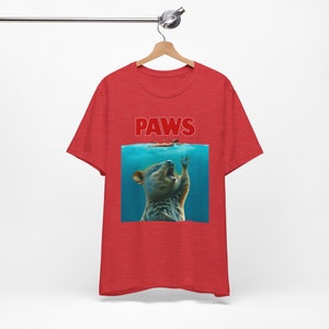 Camiseta Paws Quokka, regalos divertidos para amantes de los quokka, camiseta con temática de quokka con parodia de póster de película, camiseta unisex con meme de quokka, entusiasta de los quokka imagen 10