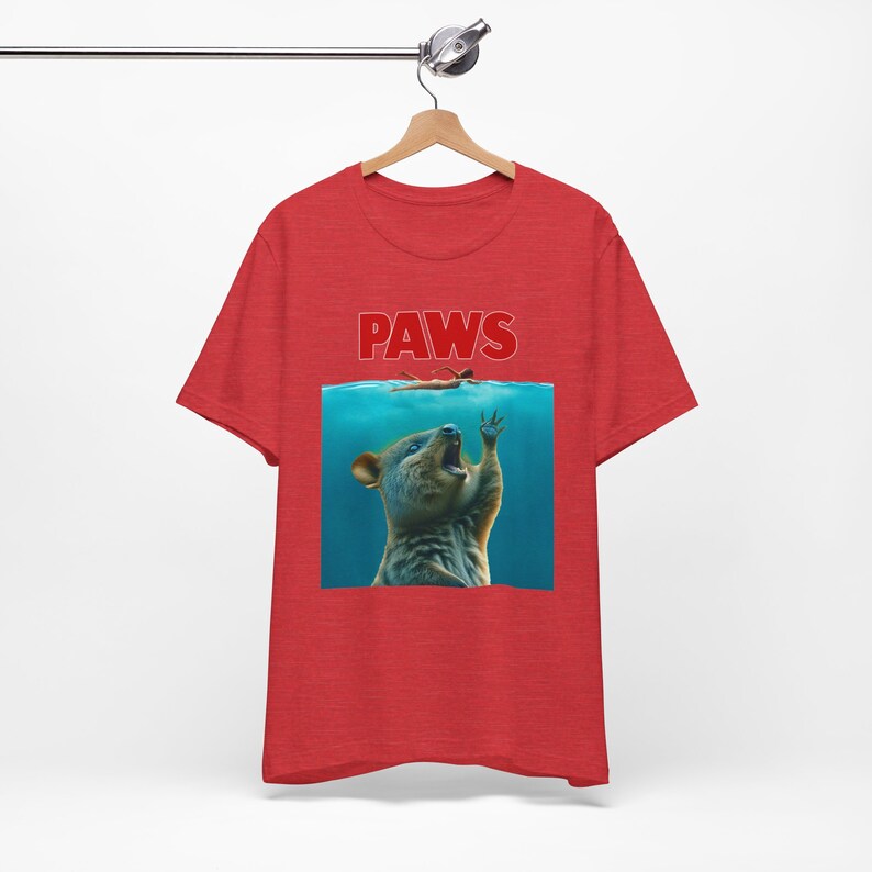 Camiseta Paws Quokka, regalos divertidos para amantes de los quokka, camiseta con temática de quokka con parodia de póster de película, camiseta unisex con meme de quokka, entusiasta de los quokka imagen 10