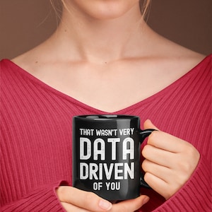 K&ouml;nnte beinhalten: Schwarze Kaffeetasse mit wei&szlig;em Text, der "That wasn't very data driven of you" lautet.