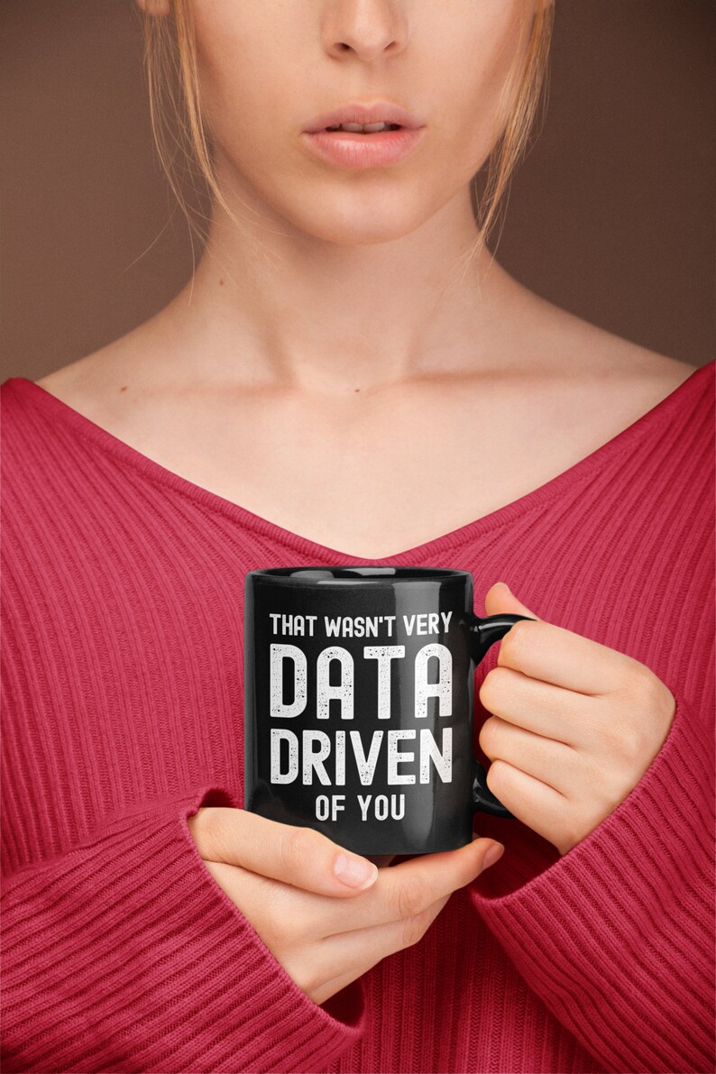 K&ouml;nnte beinhalten: Schwarze Kaffeetasse mit wei&szlig;em Text, der "That wasn't very data driven of you" lautet.