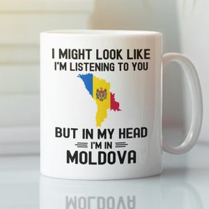 Regalos de Moldavia, Taza para amantes de Moldavia, Divertida taza de café moldava, Puede que parezca que te estoy escuchando, pero en mi cabeza estoy en el mapa de la bandera de Moldavia.