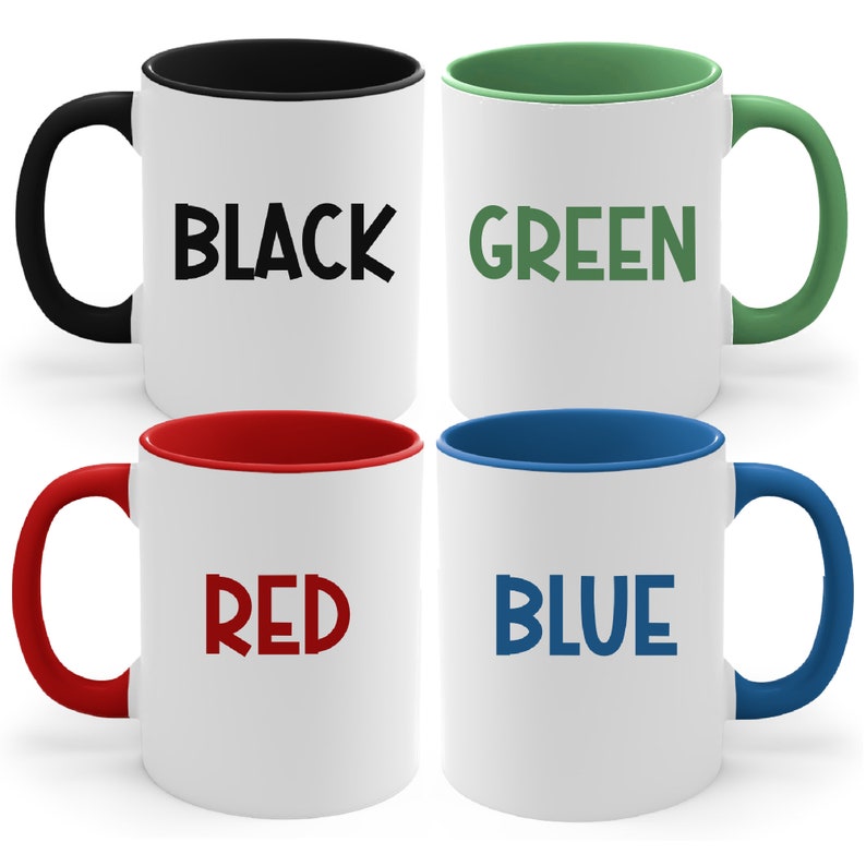 Pode incluir: Quatro canecas de cer&acirc;mica com bordas e texto de cores diferentes. As canecas s&atilde;o pretas com uma borda branca, verdes com uma borda branca, vermelhas com uma borda branca e azuis com uma borda branca. O texto nas canecas diz "BLACK", "GREEN", "RED" e "BLUE".