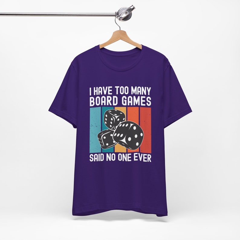 Camiseta de juego de mesa. "Tengo demasiados juegos de mesa", nadie lo ha dicho nunca. Regalos divertidos para coleccionistas y entusiastas de los juegos de mesa. Camiseta unisex divertida. imagen 9