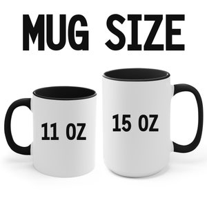 Op de afbeelding: Twee witte keramische mokken met zwarte randen en handvatten. De mok links is 11 oz en de mok rechts is 15 oz.