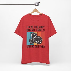 Camiseta de juego de mesa. "Tengo demasiados juegos de mesa", nadie lo ha dicho nunca. Regalos divertidos para coleccionistas y entusiastas de los juegos de mesa. Camiseta unisex divertida. imagen 7