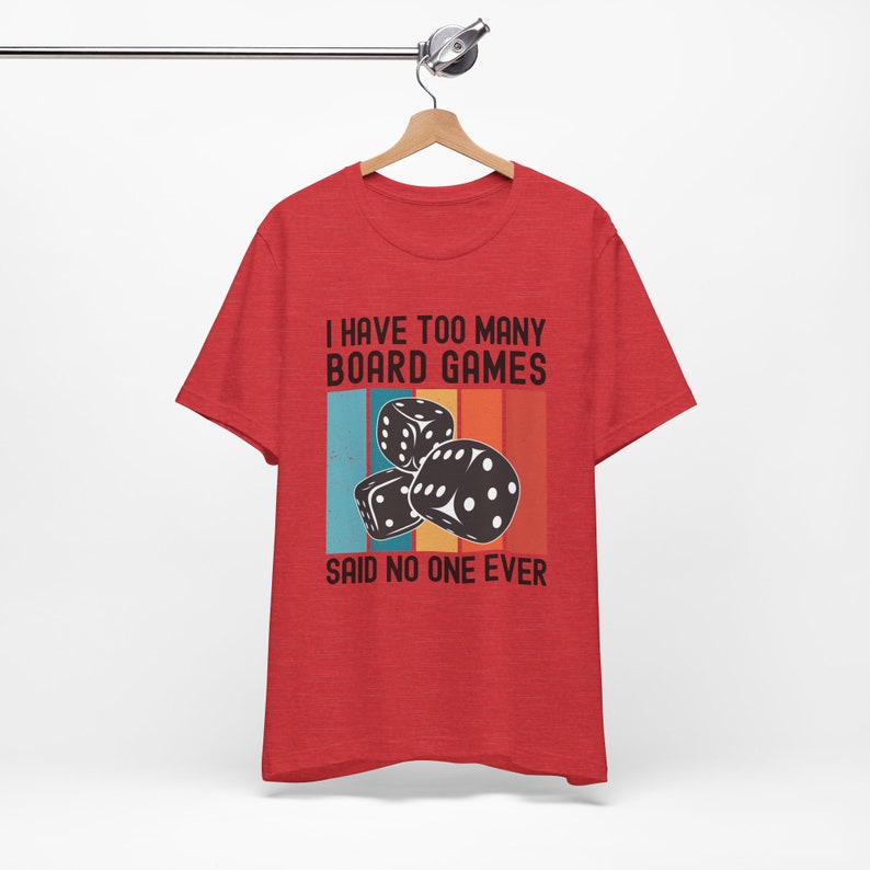 Camiseta de juego de mesa. "Tengo demasiados juegos de mesa", nadie lo ha dicho nunca. Regalos divertidos para coleccionistas y entusiastas de los juegos de mesa. Camiseta unisex divertida. imagen 7