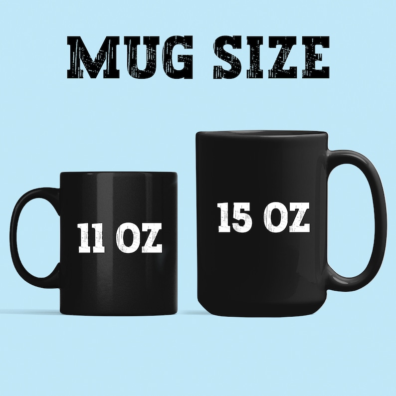 Peut inclure: Deux tasses en c&eacute;ramique noire avec du texte blanc. La plus petite tasse est de 11 oz et la plus grande tasse est de 15 oz.