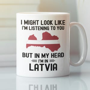 Regalos de Letonia, Taza de Letonia, Divertida taza de café de Letonia, Puede que parezca que te estoy escuchando, pero en mi cabeza estoy en Letonia, Bandera del mapa de Riga
