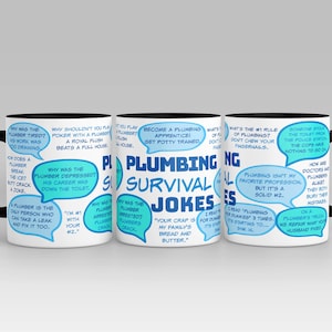 Puede incluir: Una taza de café blanca con un borde y un asa negros presenta un diseño de estilo cómic azul y blanco con chistes de fontanería. El texto incluye "Plumbing Survival Jokes".