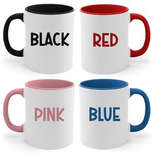 Op de afbeelding: Vier witte keramische mokken met gekleurde binnenkanten en handvatten. Elke mok heeft een andere kleur: zwart, rood, roze en blauw. Het woord voor elke kleur staat in grote letters op de voorkant van de mok.
