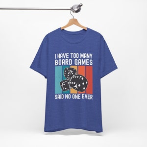 Camiseta de juego de mesa. "Tengo demasiados juegos de mesa", nadie lo ha dicho nunca. Regalos divertidos para coleccionistas y entusiastas de los juegos de mesa. Camiseta unisex divertida. imagen 8